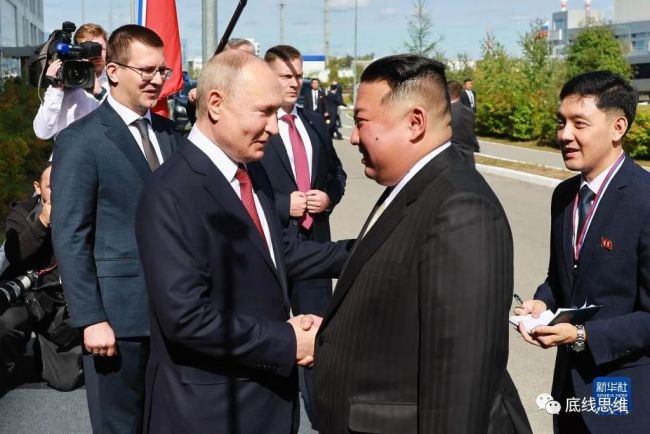 9月13日，在俄罗斯阿穆尔州的东方航天发射场，俄罗斯总统普京与朝鲜最高领导人金正恩握手。新华社/塔斯社