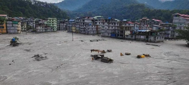 印度锡金邦多座大坝桥梁被毁，超50人遇难150人失踪