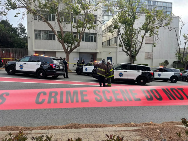 美汽车撞中国总领馆 现场拉起警戒线 旧金山警方：已击毙驾车司机