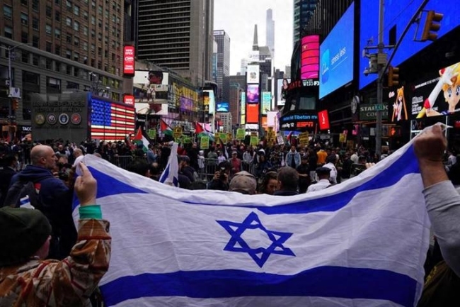 纽约街头上演对立一幕！美媒：亲巴勒斯坦和亲以色列抗议者高呼口号攻击谩骂