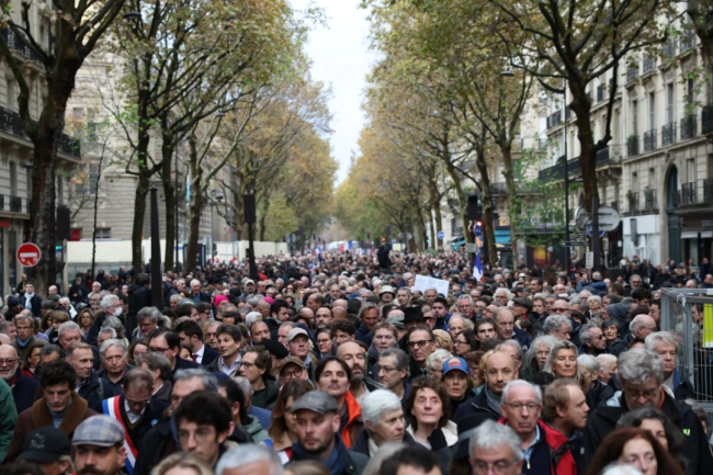 巴黎等地10万人上街！主题和伦敦大不同