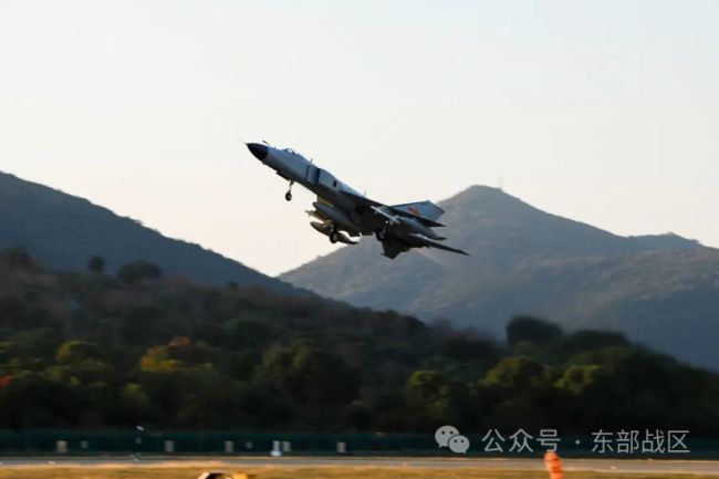 来了！东部战区陆海空军新年开飞高燃画面