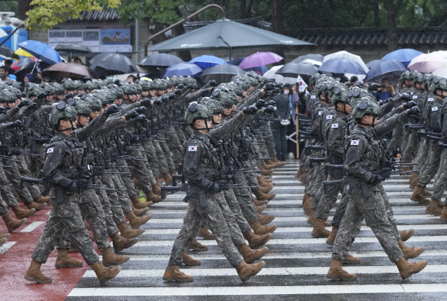 征召女性和老年男性入伍？韩国争论如何解决兵源短缺