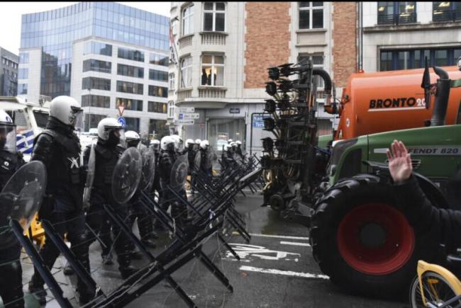 抗议蔓延！ 比利时农民开拖拉机喷粪遭警方还击