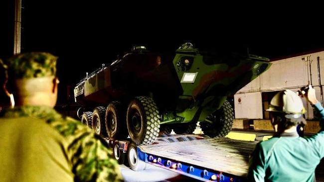 提车了：驻日美海军陆战队接收首批轮式两栖装甲车