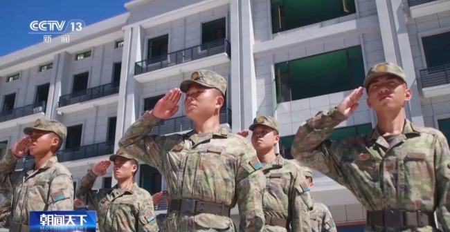 祖国各地官兵举行升旗仪式共庆节日