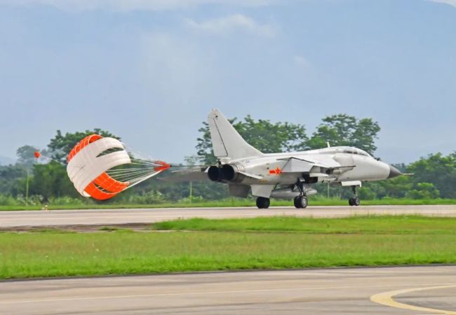 直击飞行训练现场！南部战区空军战鹰直冲云霄