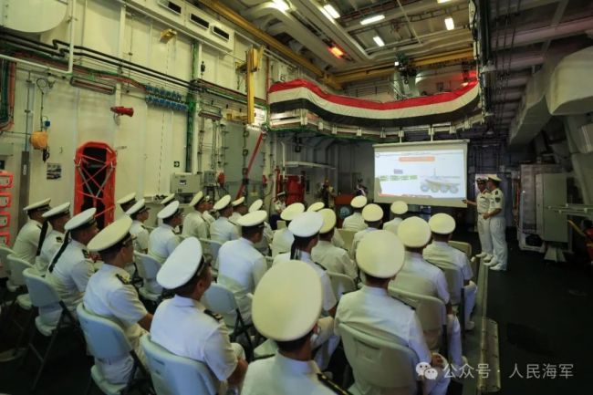 中国海军护航编队与埃及海军开展海上联合训练