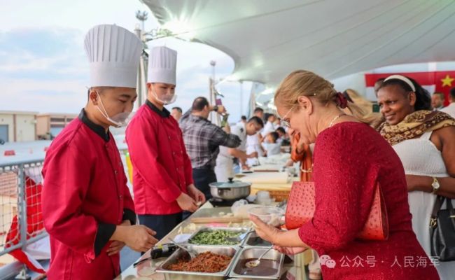 中国海军护航编队与埃及海军开展海上联合训练