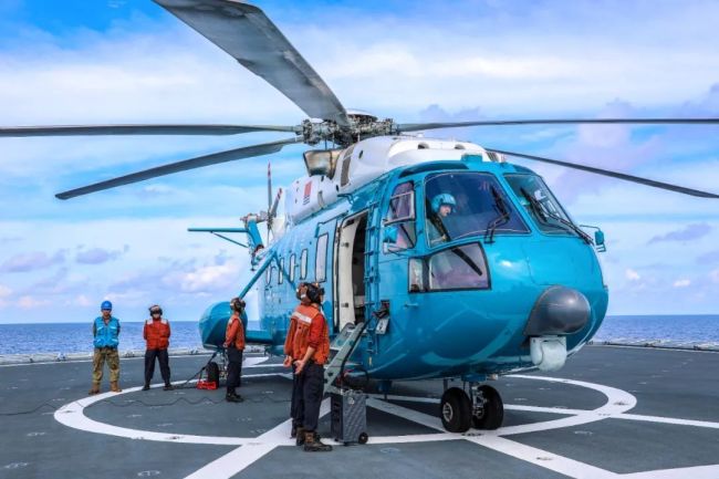 南海某海空域，数架战机呼啸升空