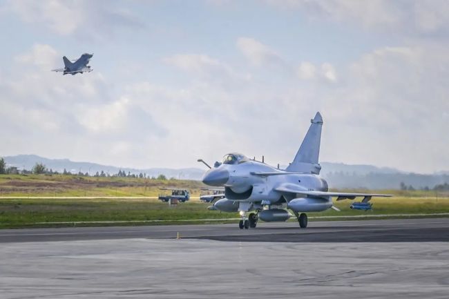 看战鹰振翅高飞！空军航空兵战机奔赴训练空域