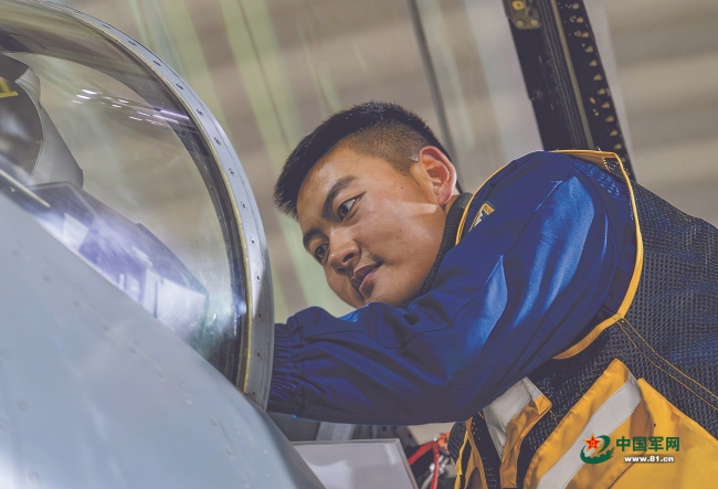 空军航空兵某旅夜间飞行训练影像