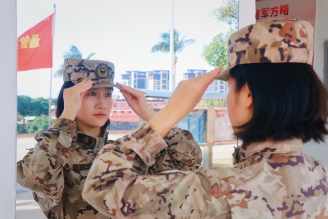 妇女节，来欣赏军营里的铿锵绿玫瑰！