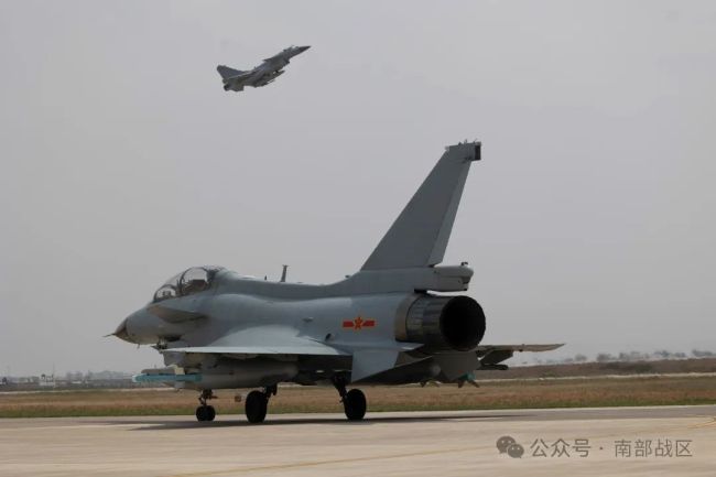 某空域，火箭弹呼啸而出……