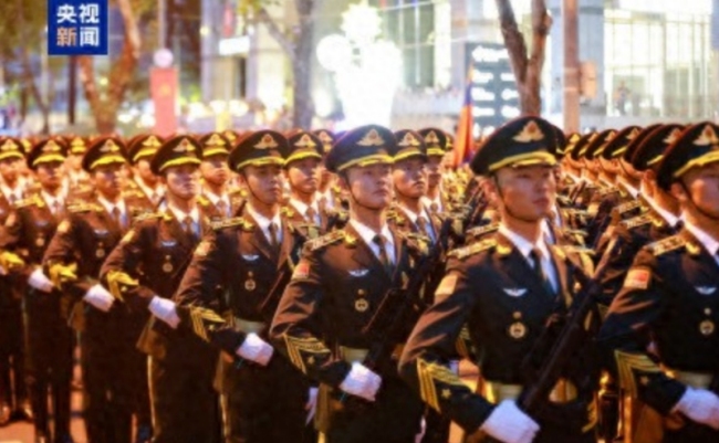 “中国排面”亮相越南！中国人民解放军仪仗司礼大队抵达胡志明市！