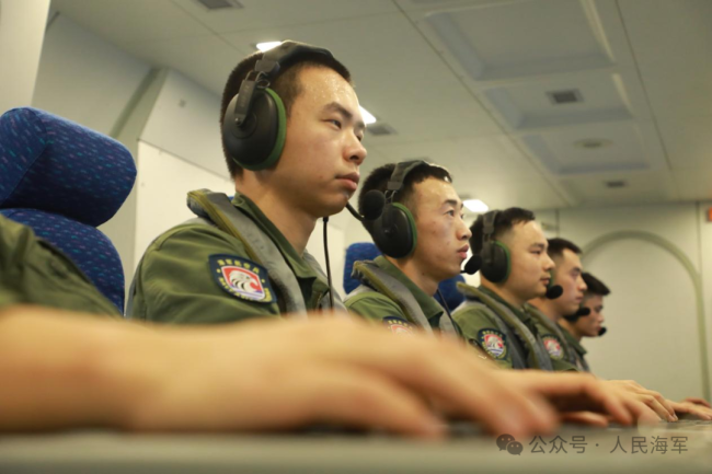 南部战区海军航空兵某部多机种协同出击