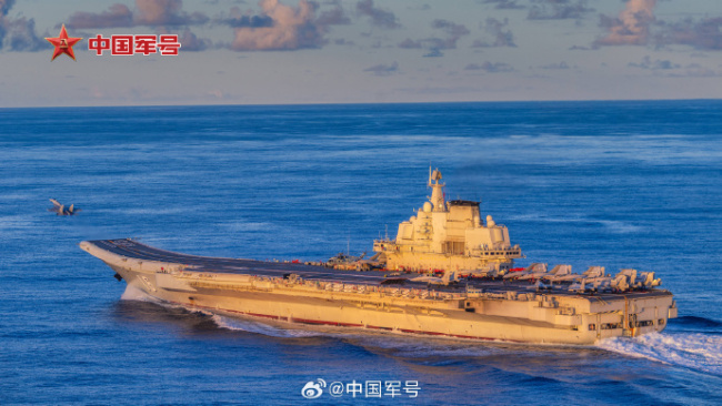 外媒关注我双航母同时在第一岛链外演习