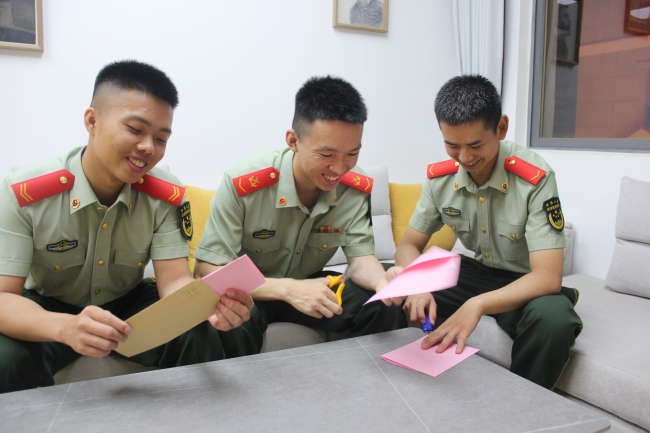 铁血军营里的“爸”气告白：看武警官兵的温情时刻