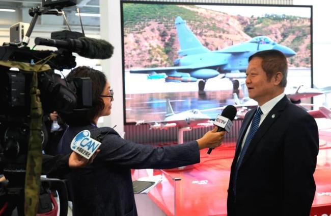 歼10CE等军贸明星亮相巴黎航展