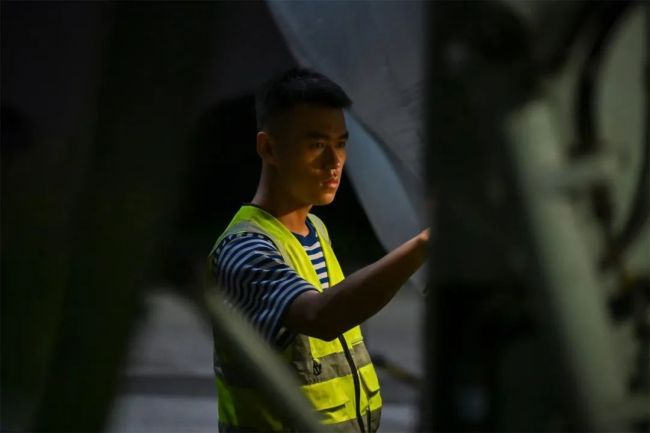 东部战区海军航空兵某部组织连续反潜训练