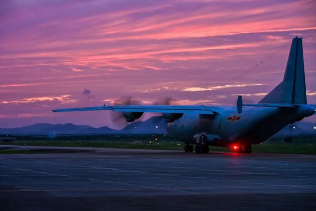 东部战区海军航空兵某部组织连续反潜训练