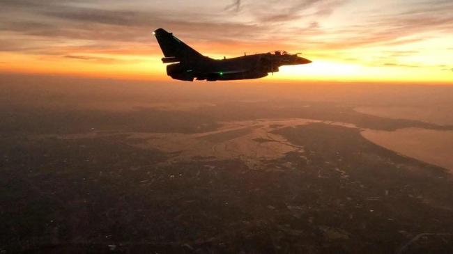 战机与朝霞共舞 飞行员镜头定格极致浪漫