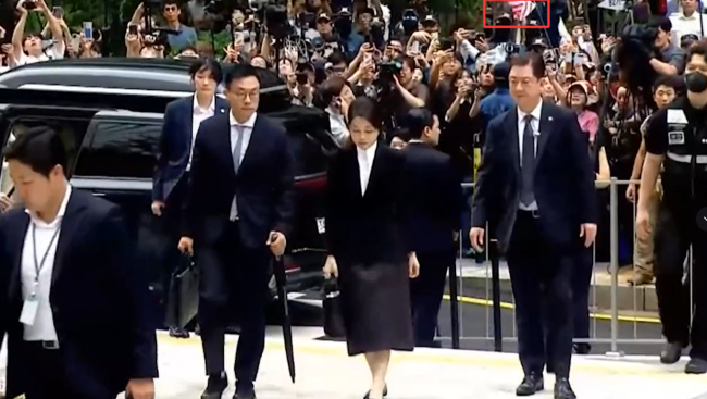 金建希回家时粉丝举美国国旗迎接，金建希首次接受特检组调查 当场向国民致歉