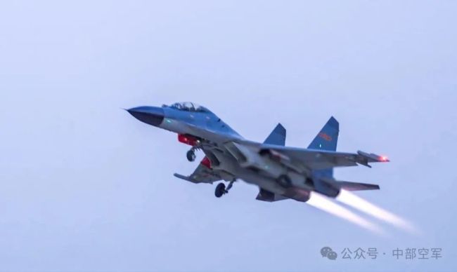 引擎轰鸣，铁翼破空