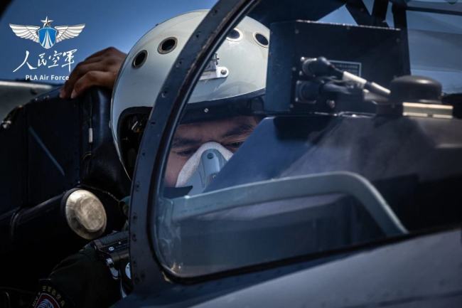 梯次滑出、接续升空 直击东部战区空军训练现场