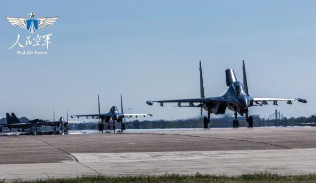 梯次滑出、接续升空 直击东部战区空军训练现场