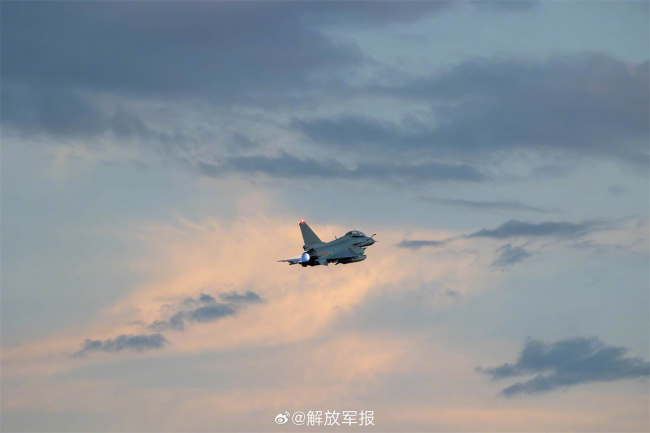 一键收藏！战机与彩云同框瞬间