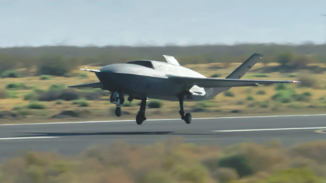 下一代美国无人机YFQ42完成了第一个航班