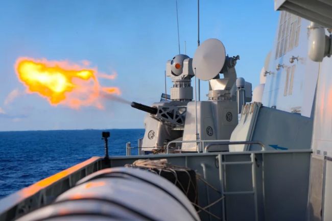 火力全开！直击舰艇编队实弹射击震撼瞬间