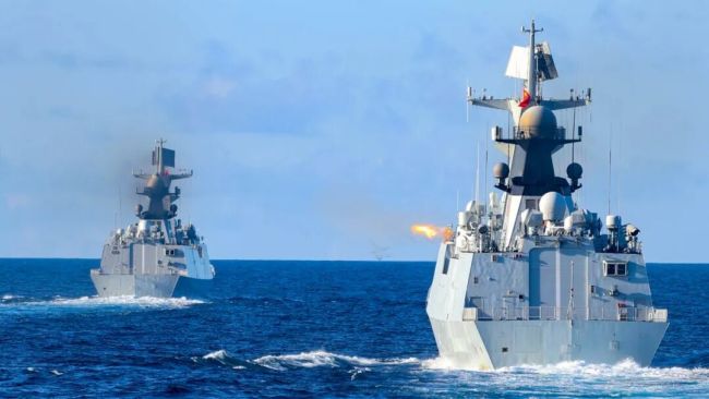 火力全开！直击舰艇编队实弹射击震撼瞬间