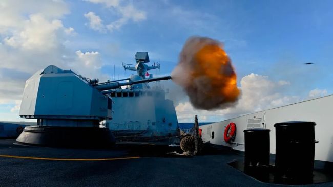 火力全开！直击舰艇编队实弹射击震撼瞬间