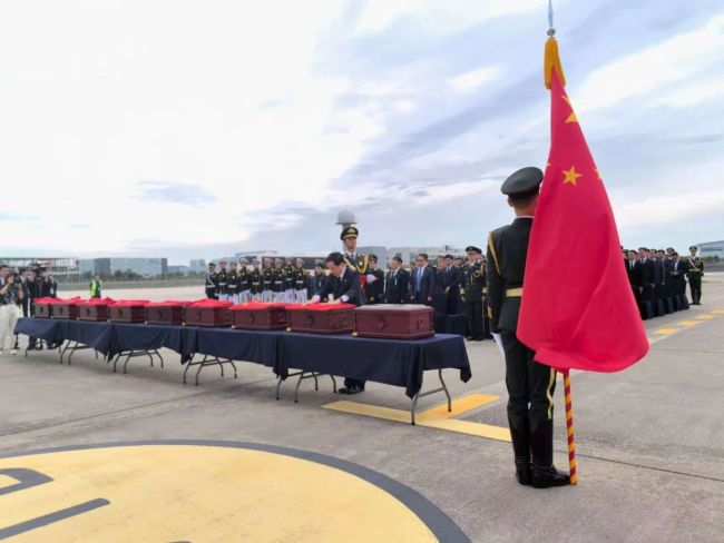 志愿军烈士遗骸迎回仪式现场：棺椁披盖国旗 国歌奏响全体三鞠躬