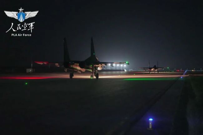 夜空穿针!新飞行员空中加油训练直接上强度