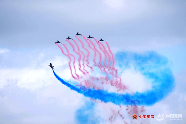 鹰击长空：镜头下的“蓝天舞者”