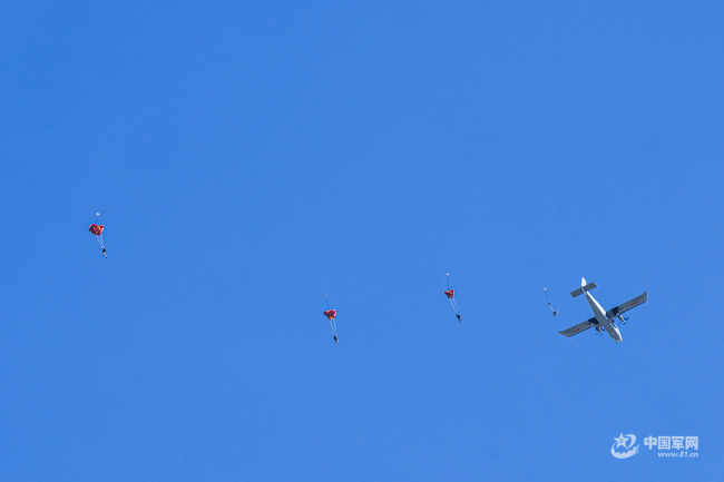 把诗写在蓝天，解锁中国军人的云端浪漫