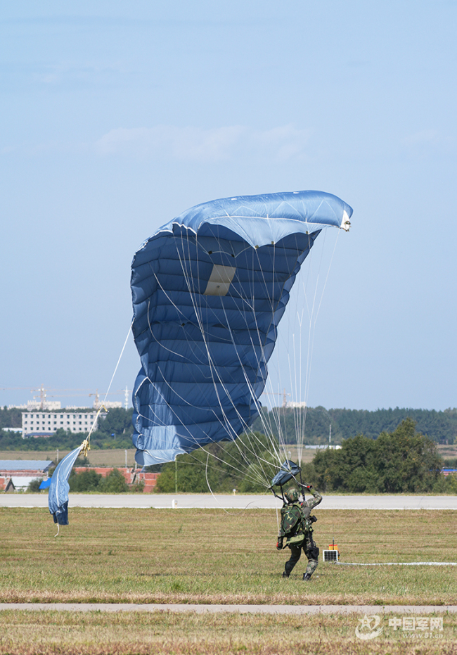 把诗写在蓝天，解锁中国军人的云端浪漫