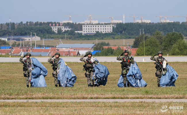 把诗写在蓝天，解锁中国军人的云端浪漫