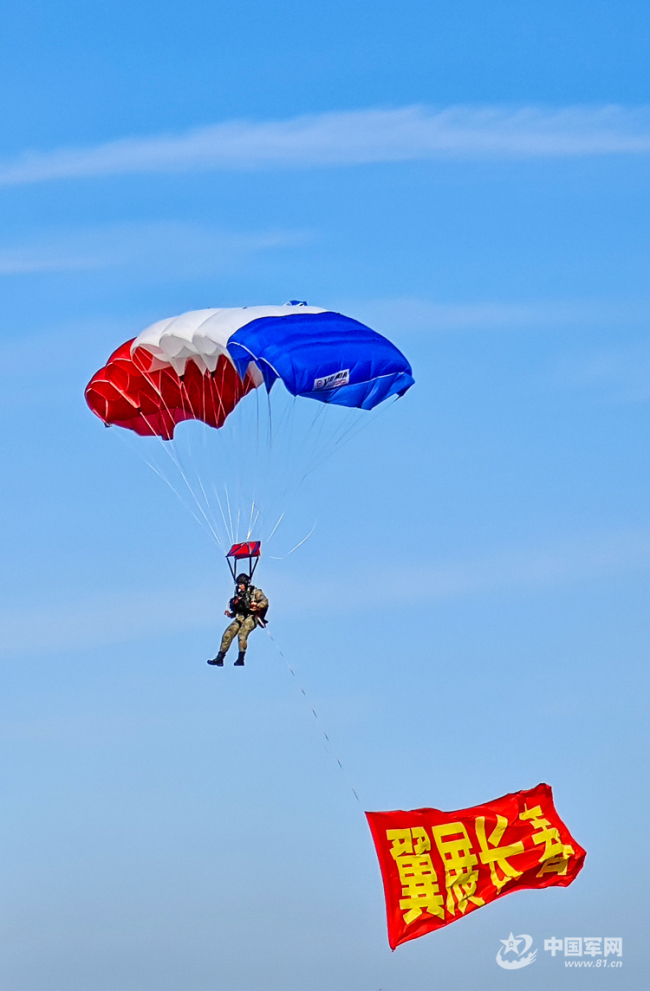 把诗写在蓝天，解锁中国军人的云端浪漫