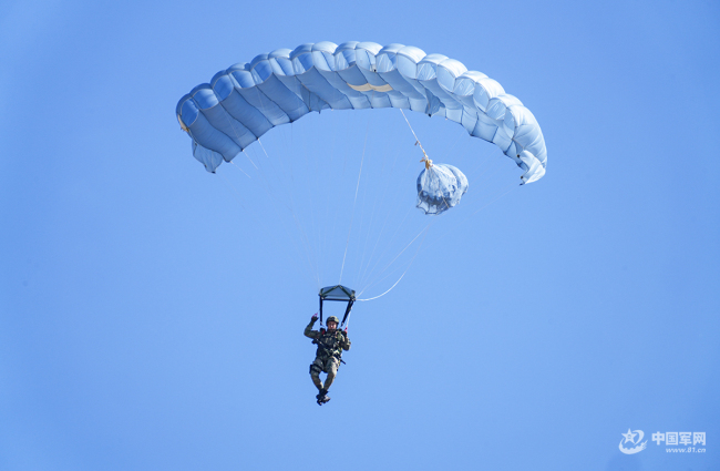 把诗写在蓝天，解锁中国军人的云端浪漫