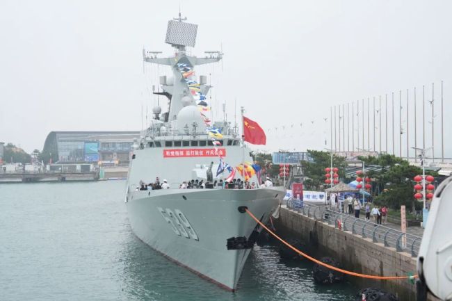 舰艇开放活动,海军小姐姐太宠娃了!