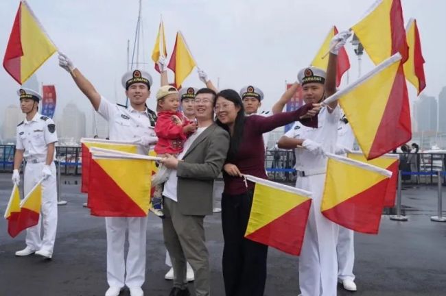 舰艇开放活动,海军小姐姐太宠娃了!