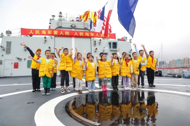 舰艇开放活动,海军小姐姐太宠娃了!