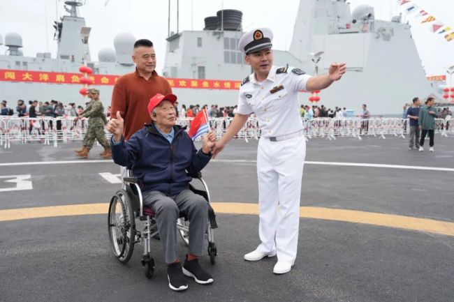 舰艇开放活动,海军小姐姐太宠娃了!