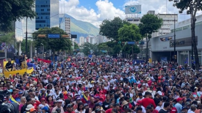 委内瑞拉首都大批民众游行 卫主权呼声高涨