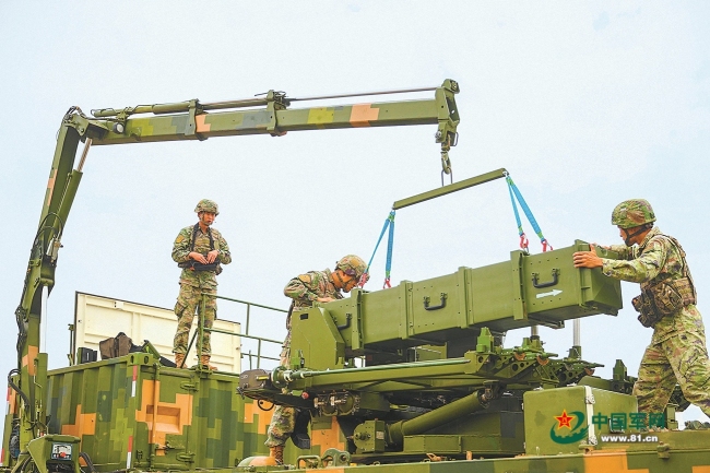 陆军某旅跨昼夜实弹射击训练影像