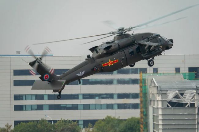 首次亮相！近距离看直-20T凌空画“凤凰”